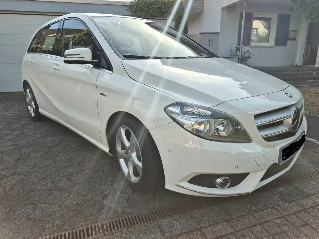 Gebraucht Mercedes B180 122 PS (89 kW) 2012 Weiß Kleinwagen
