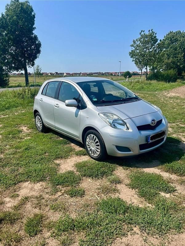Silber Gebraucht 2013 Toyota Yaris Kleinwagen | 3.999 € (Superpreis) - Bild 1/4
