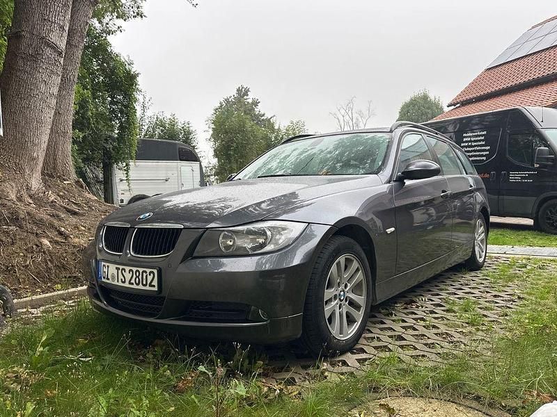 Grau Gebraucht 2007 BMW 320 Kombi | 3.750 € (Fairer Preis) - Bild 1/4