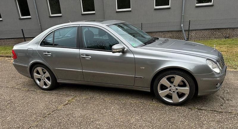 Silber Gebraucht 2007 Mercedes E500 Avantgarde Limousine | 17.500 € - Bild 1/4