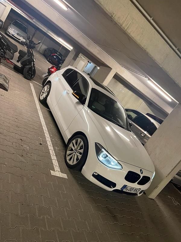 Blau Gebraucht 2012 BMW 120 Sport Line Kleinwagen | 8.500 € (Fairer Preis) - Bild 1/4