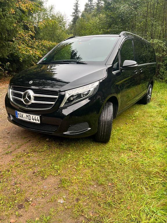 Schwarz Gebraucht 2019 Mercedes V250 Avantgarde Van / Kleinbus | 42.200 € (Fairer Preis) - Bild 1/4