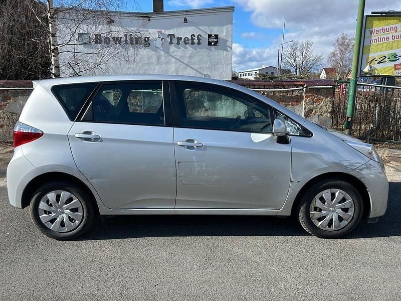 Gebraucht Toyota Verso-S 99 PS (72 kW) 2012 Silber Van / Kleinbus