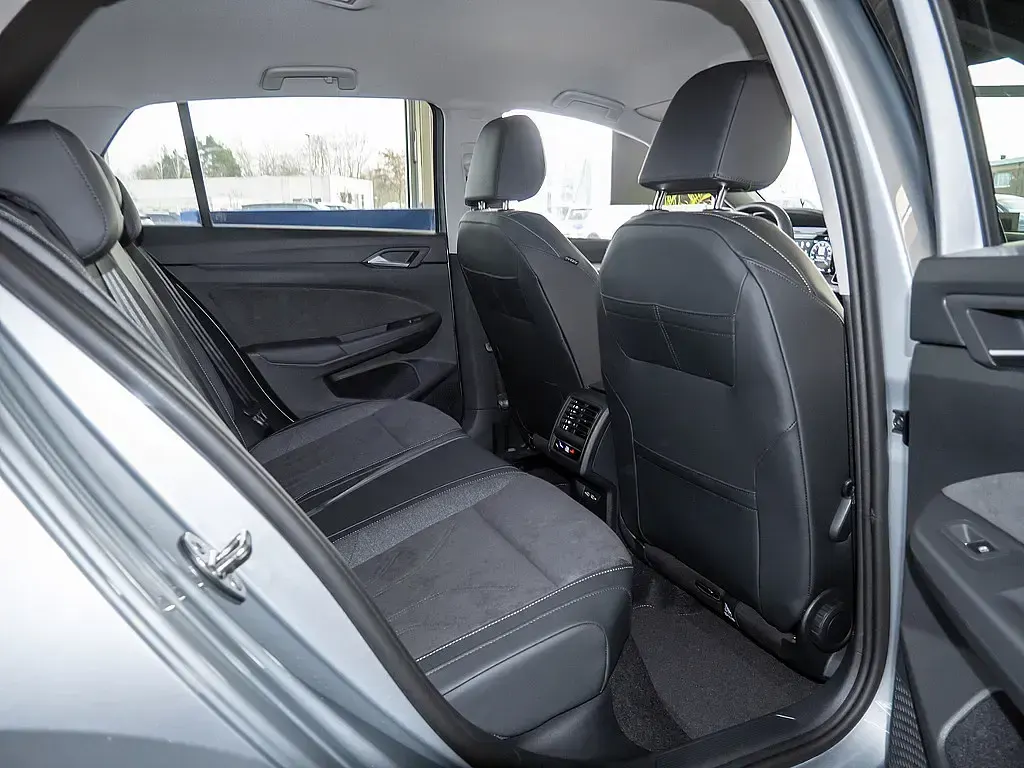 Neu VW Golf VIII Style 150 PS (110 kW) 2026 Oyster silver Limousine