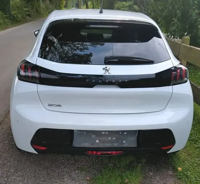 Gebraucht Peugeot 208 Allure 102 PS (75 kW) 2023 Weiß Kleinwagen