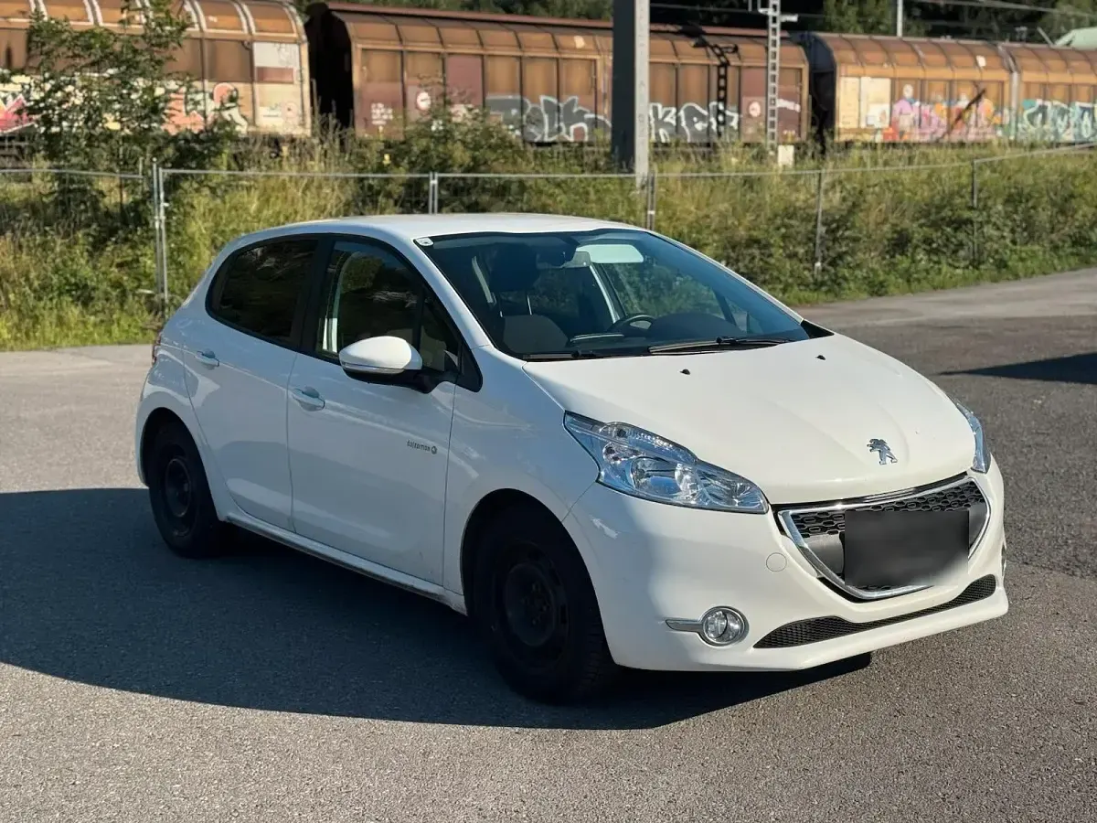 Gebraucht Peugeot 208 82 PS (60 kW) 2014 Weiß Kleinwagen