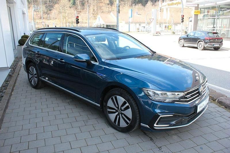 Gebraucht VW Passat GTE 156 PS (114 kW) 2022 Aquamarinblau Kombi