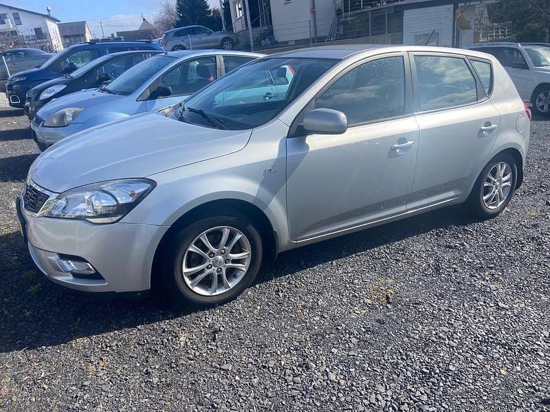 Gebraucht Kia Ceed 126 PS (92 kW) 2010 Silber Kleinwagen