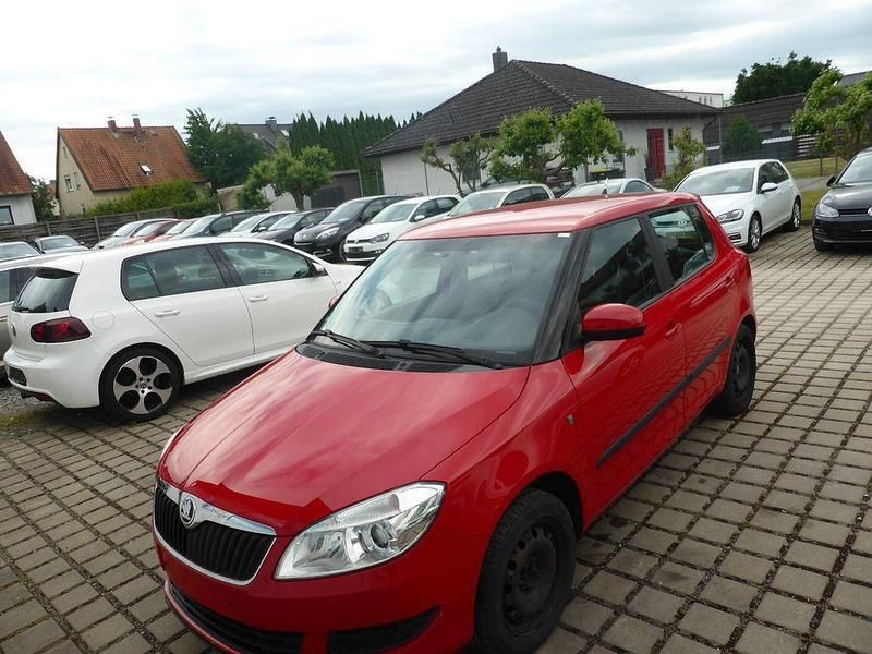 Rot Gebraucht 2013 Skoda Fabia Ambition Limousine | 2.790 € (Superpreis) - Bild 1/4