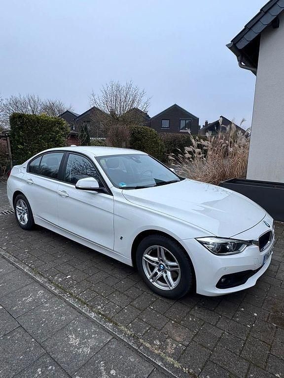 Weiß Gebraucht 2018 BMW 330e Advantage Limousine | 16.990 € (Fairer Preis) - Bild 1/4