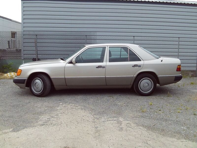 Gebraucht Mercedes E200 118 PS (86 kW) 1990 Silber Limousine