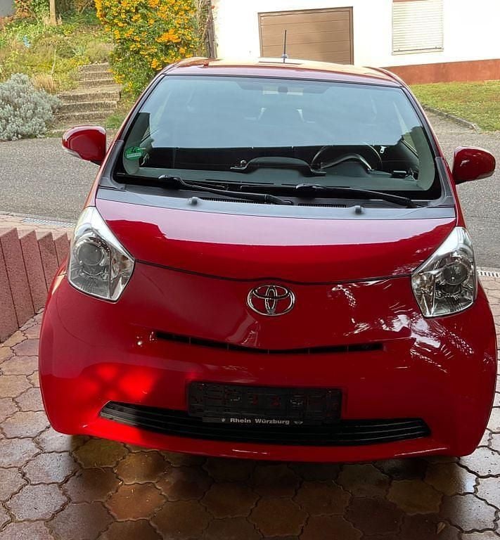 Rot Gebraucht 2009 Toyota iQ Kleinwagen | 7.300 € (Fairer Preis) - Bild 1/4