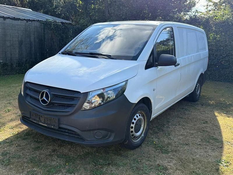 Weiß Gebraucht 2017 Mercedes Vito Van / Kleinbus | 10.500 € - Bild 1/4