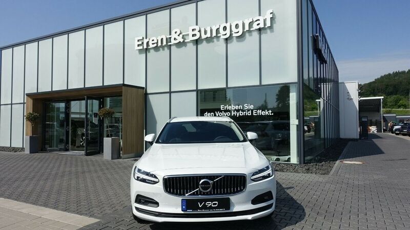 Weiß Gebraucht 2022 Volvo V90 Momentum Kombi | 48.890 € (Teuer) - Bild 1/4