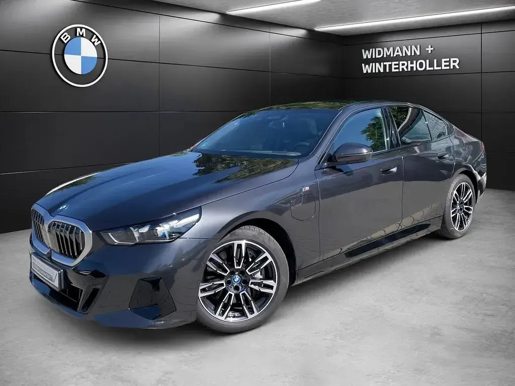 Gebraucht BMW 550e Comfort Edition 489 PS (359 kW) 2025 Grau Limousine