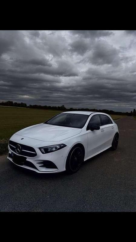 Weiß Gebraucht 2020 Mercedes A200 AMG line Limousine | 26.150 € - Bild 1/4