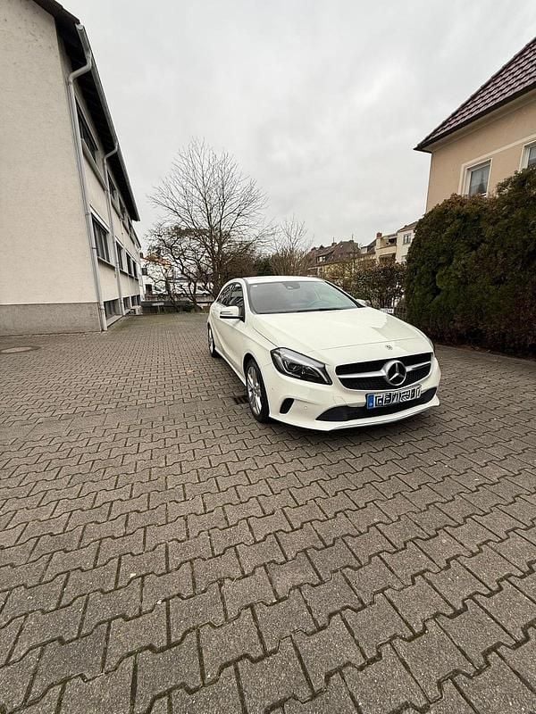 Weiß Gebraucht 2017 Mercedes A180 Sportline Kleinwagen | 12.750 € (Fairer Preis) - Bild 1/4