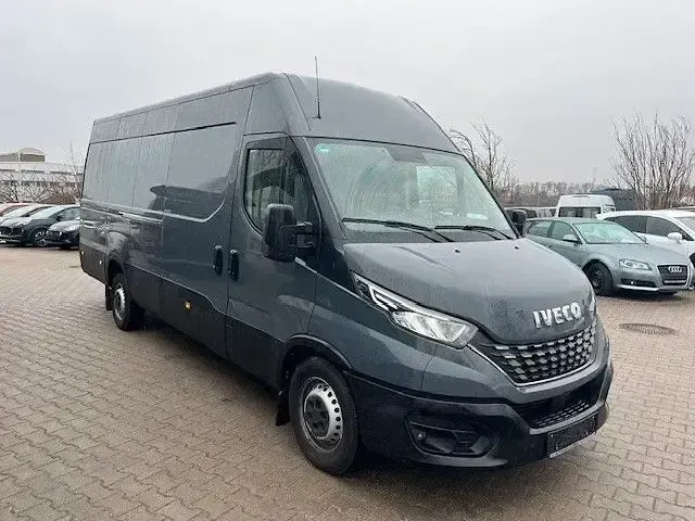 Second-hand Iveco Daily 180 CP (132 kW) 2022 Gri