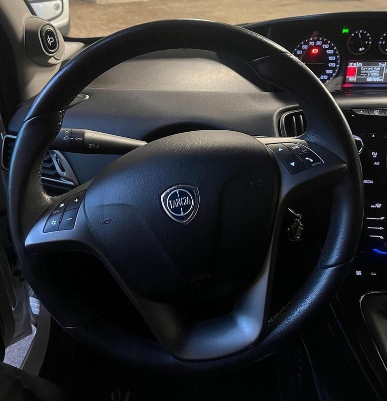 Second-hand Lancia Ypsilon 85 CP (62 kW) 2012 Alb Hatchback