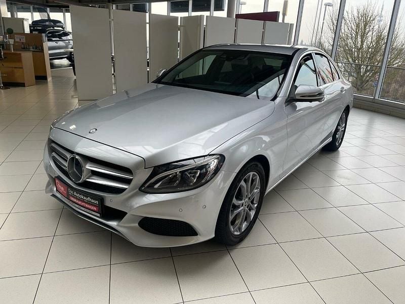 Iridiumsilber metalliclack Gebraucht 2017 Mercedes C300e Limousine | 20.490 € (Fairer Preis) - Bild 1/4