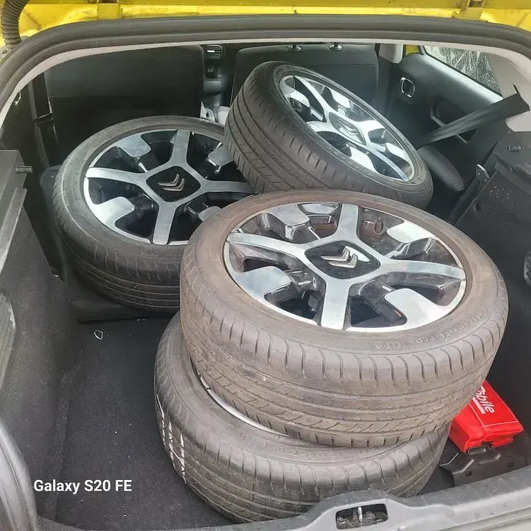 Gebraucht Citroën C4 Feel 99 PS (72 kW) 2016 Gelb Limousine