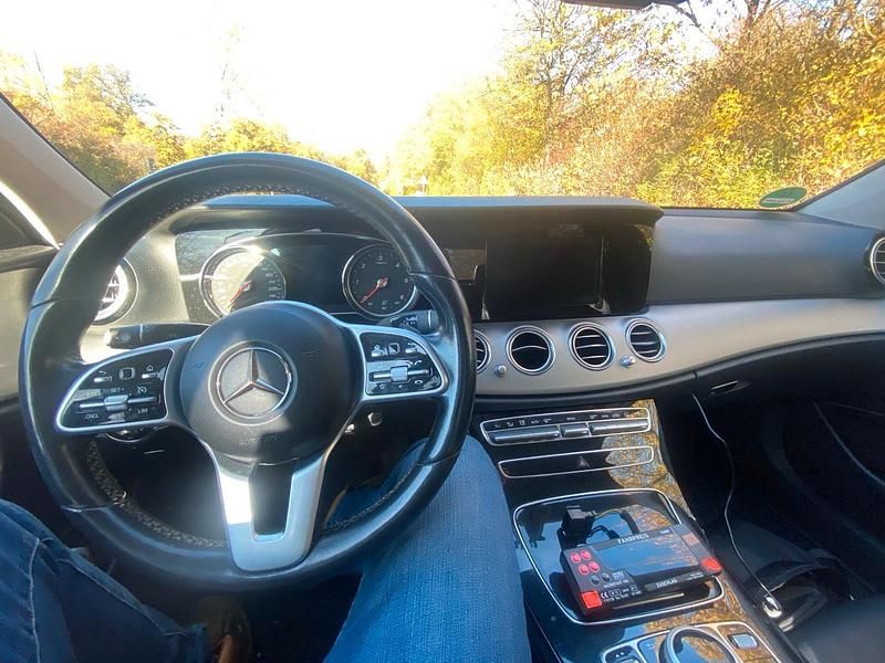 Gelb Gebraucht 2019 Mercedes E200 Limousine | 12.900 € (Superpreis) - Bild 1/4