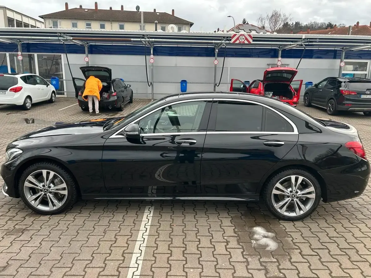 Używany Mercedes C400 333 KM (244 kW) 2017 Czarny Sedan/Limuzyna