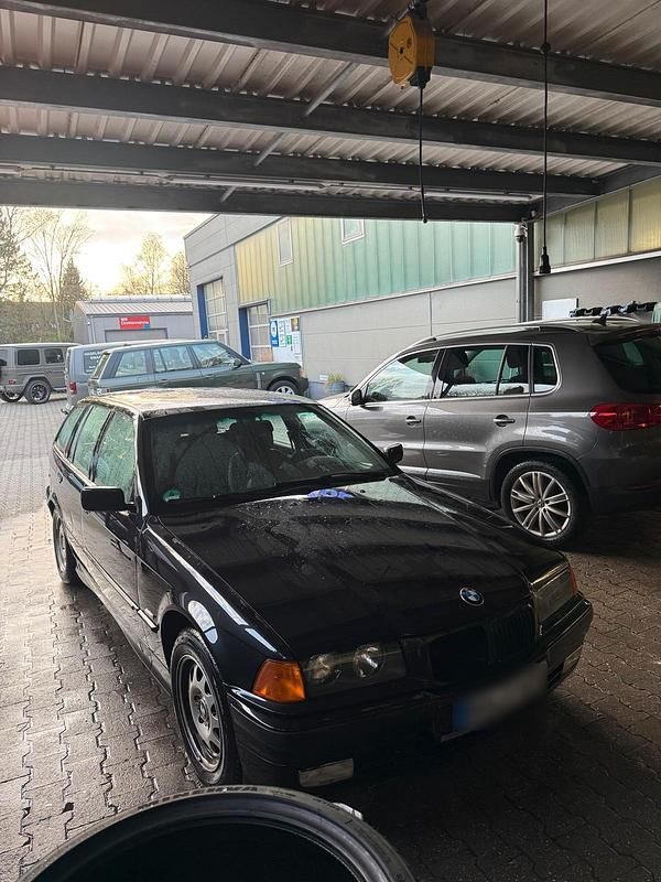Gebraucht BMW 318 116 PS (85 kW) 1999 Schwarz Kombi