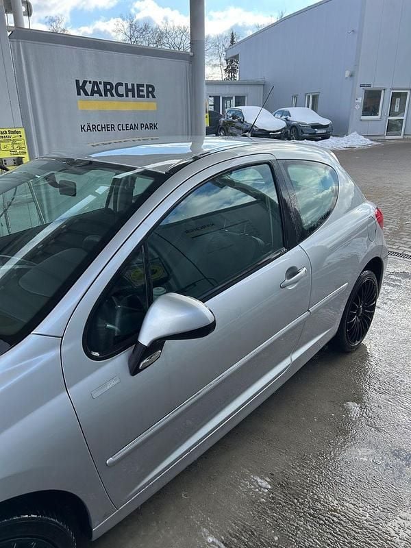 Gebraucht Peugeot 207 73 PS (53 kW) 2010 Silber Limousine