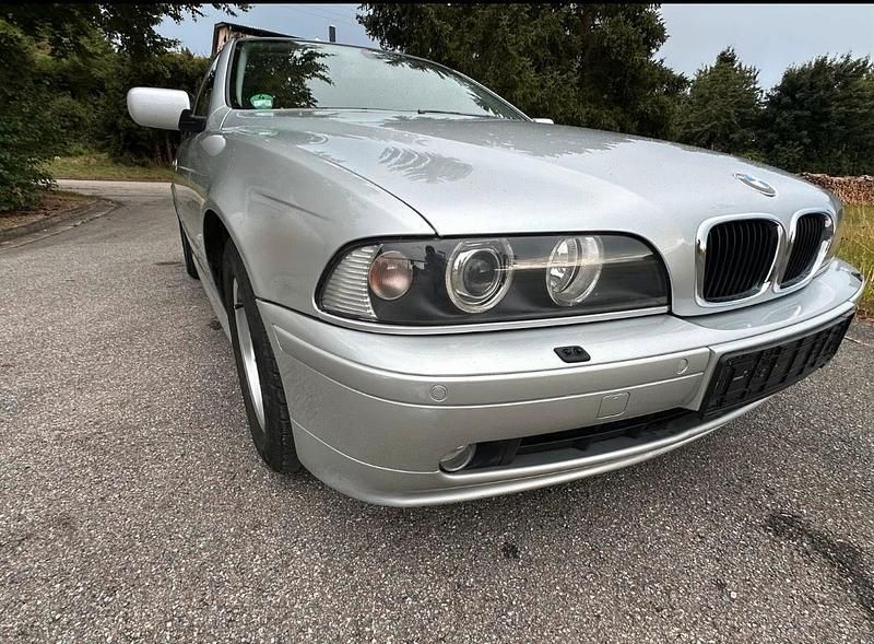 Silber Gebraucht 2001 BMW 520 Sport Line Kombi | 5.000 € (Fairer Preis) - Bild 1/4