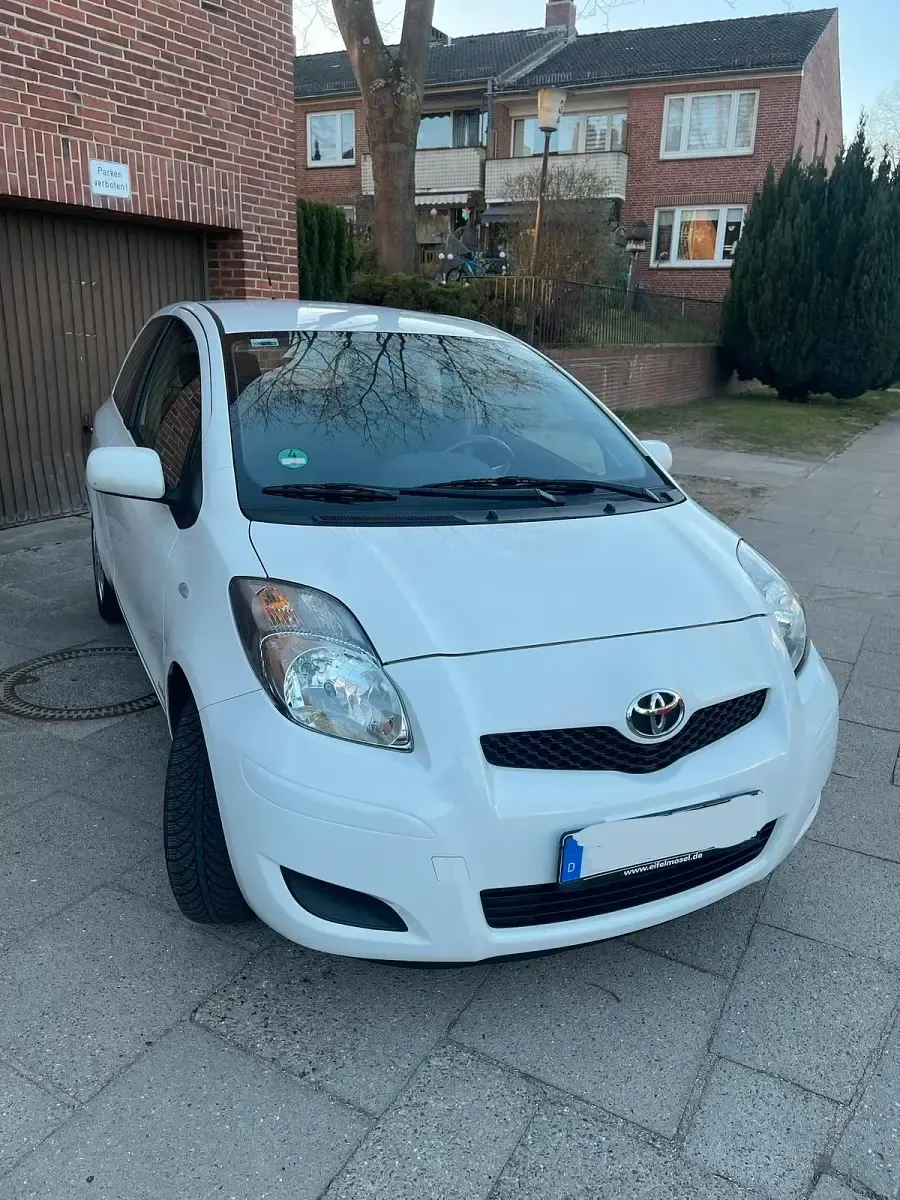 Gebraucht Toyota Yaris 69 PS (50 kW) 2011 Weiß Kleinwagen