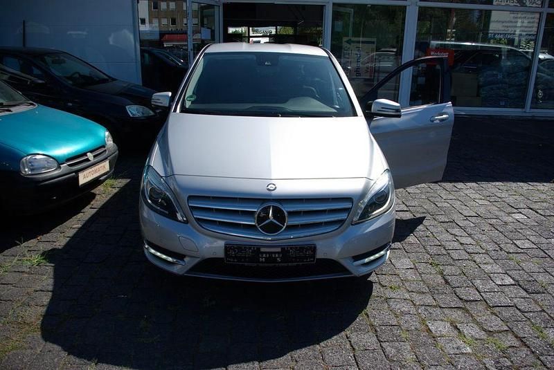 Silber Gebraucht 2012 Mercedes B200 Edition 1 Van / Kleinbus | 12.300 € (Fairer Preis) - Bild 1/4