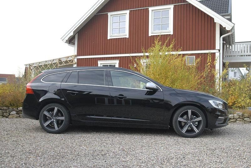 Gebraucht Volvo V60 R-Design 190 PS (139 kW) 2016 Schwarz Kombi