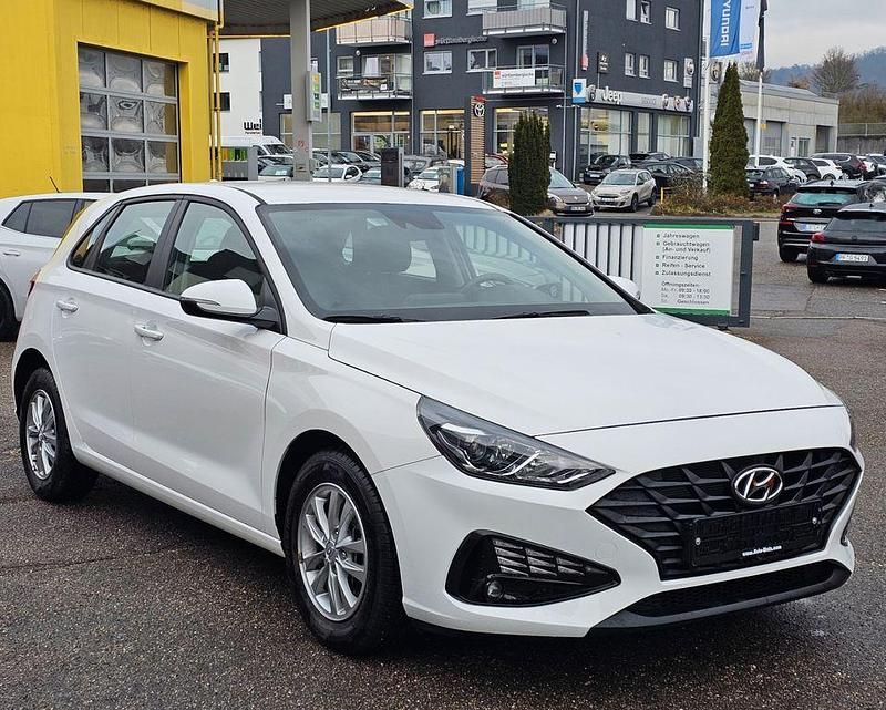 Weiß Gebraucht 2024 Hyundai i30 Comfort Limousine | 16.300 € (Guter Preis) - Bild 1/4