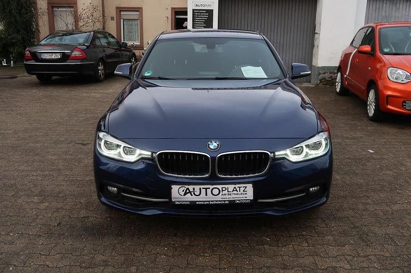 Gebraucht BMW 330 Sport Line 252 PS (185 kW) 2015 Blau Limousine