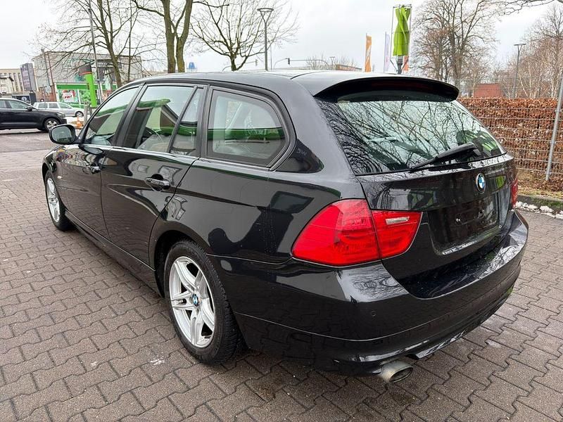 Gebraucht BMW 320 184 PS (135 kW) 2010 Schwarz Kombi