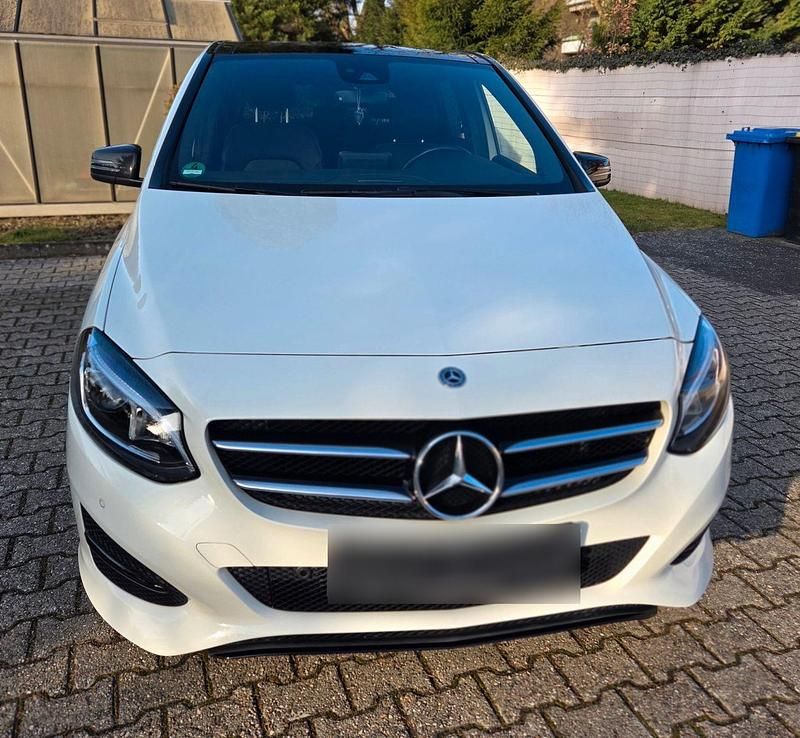 Gebraucht Mercedes B220 Night 177 PS (130 kW) 2017 Weiß Van / Kleinbus