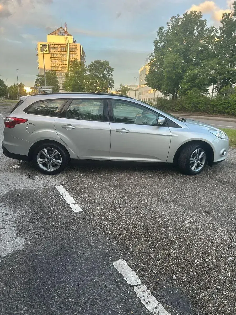 Używany Ford Focus SYNC Edition 125 KM (91 kW) 2014 Srebrny Kombi