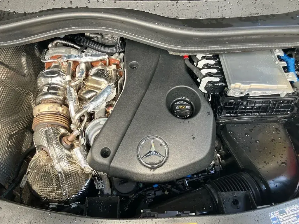 Gebraucht Mercedes V300 Avantgarde 237 PS (174 kW) 2024 Bergkristallweiß metallic Van / Kleinbus