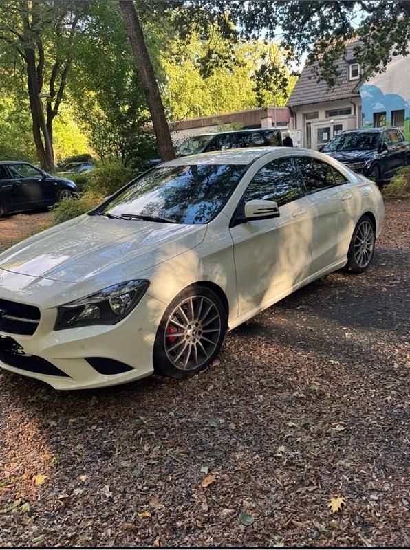 Weiß Gebraucht 2013 Mercedes CLA200 Limousine | 12.900 € (Superpreis) - Bild 1/4