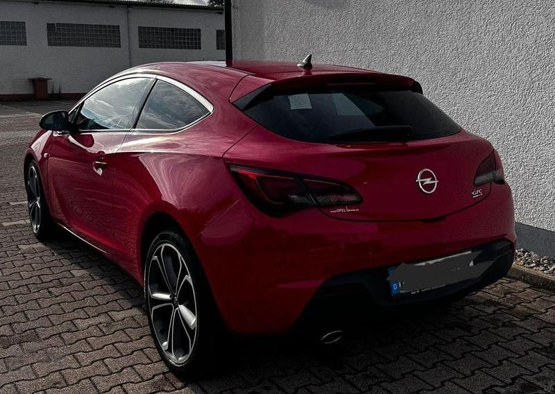 Rot Gebraucht 2011 Opel Astra GTC Edition Limousine | 7.700 € (Fairer Preis) - Bild 1/4