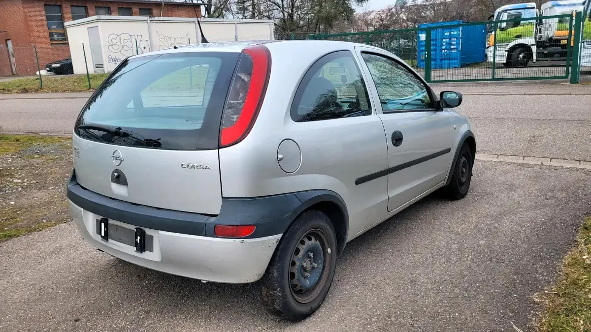 Używany Opel Corsa 58 KM (42 kW) 2002 Srebrny Hatchback