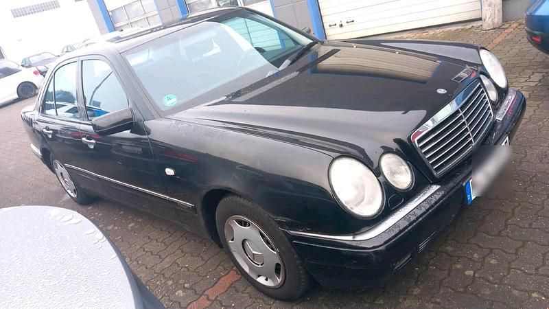 Schwarz Gebraucht 1999 Mercedes E200 Limousine | 3.500 € (Fairer Preis) - Bild 1/4