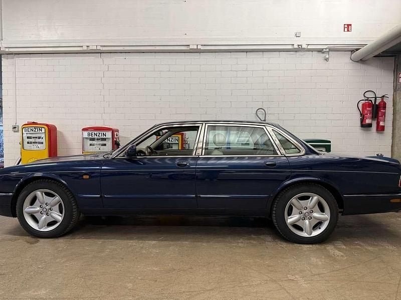 Second-hand Jaguar XJ8 284 CP (208 kW) 2000 Albastru Berlinǎ