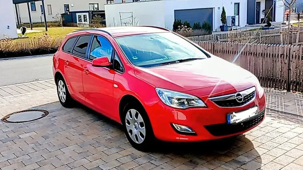 Używany Opel Astra Edition 110 KM (80 kW) 2012 Czerwony Kombi