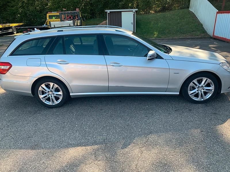 Silber Gebraucht 2011 Mercedes E200 Avantgarde Kombi | 14.100 € - Bild 1/4