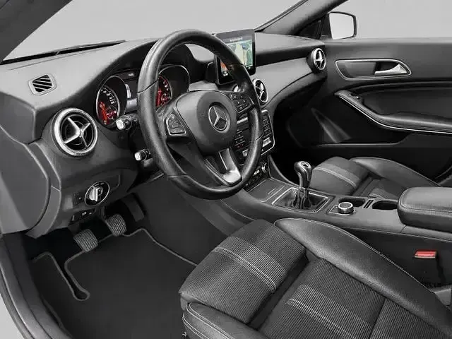 Gebraucht Mercedes CLA180 Shooting Brake 122 PS (89 kW) 2017 Silber Kombi