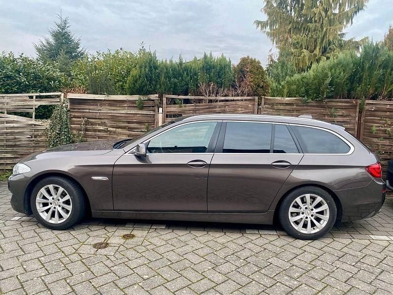Braun Gebraucht 2013 BMW 520 Efficient Dynamics Kombi | 11.990 € (Fairer Preis) - Bild 1/4