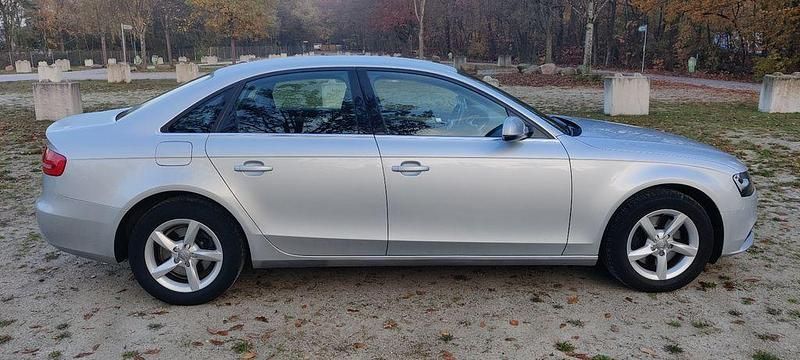 Silber Gebraucht 2013 Audi A4 Ambiente Limousine | 7.900 € (Guter Preis) - Bild 1/4