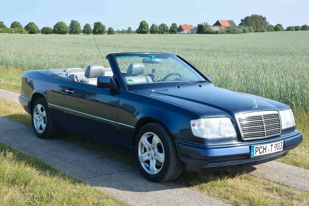 Gebraucht Mercedes E220 150 PS (110 kW) 1995 Blau Cabrio